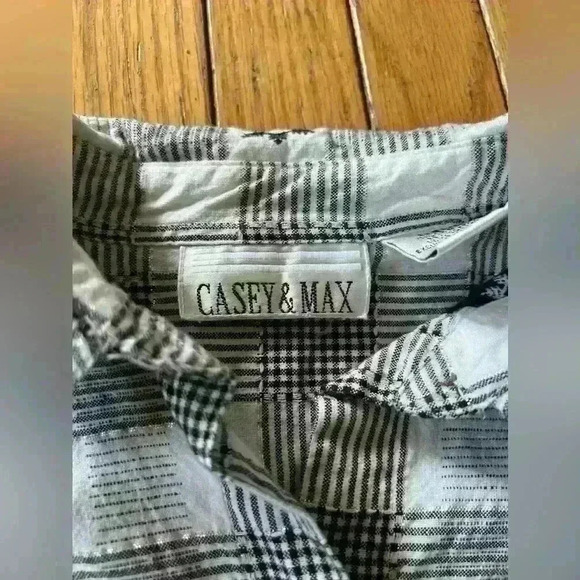 casey and max Button Shirt Blouse Women’s Large Plaid Sparkly Embroidered Santa - Picture 3 of 6